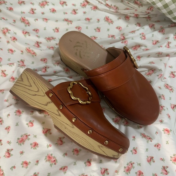 Sam & Libby Women’s Buckle Clogs Size 8 - Picture 3 of 6